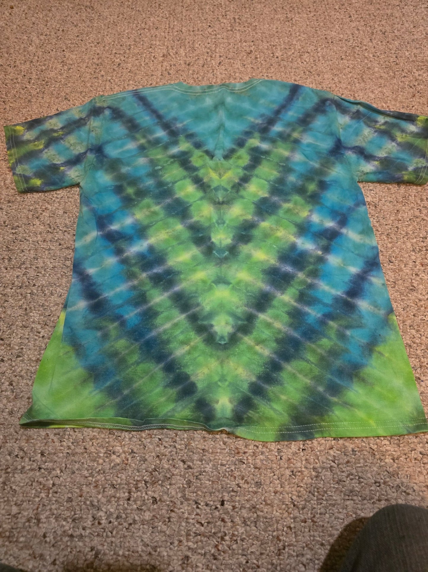 V Pattern Incline Tie Dye - Medium - Alderson Family Farms