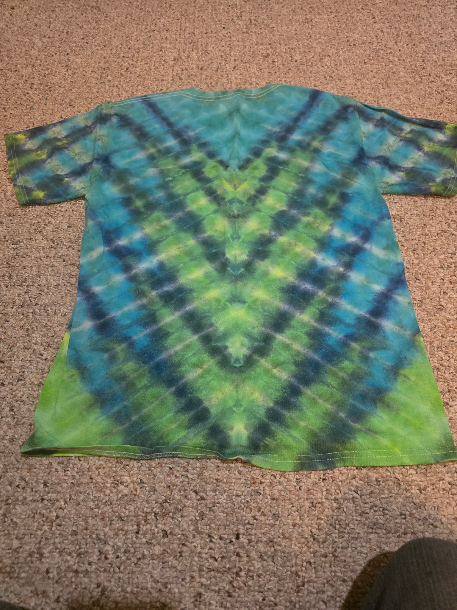 V Pattern Incline Tie Dye - Medium - Alderson Family Farms